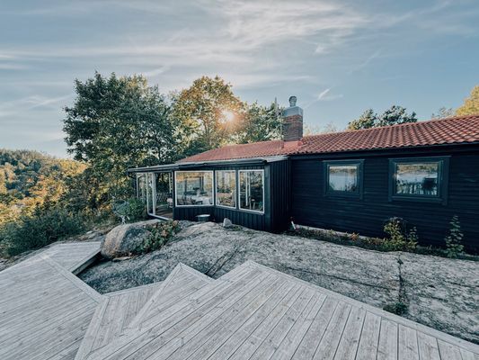 Hyr denna stuga i  på 74 m². 8 sängplatser. Från 30 000 kr per vecka. Se bilder och tillgänglighet här.