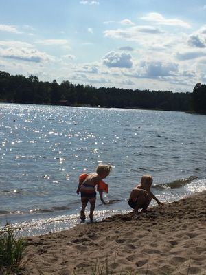 Strandnära.