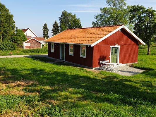 Hyr denna stuga i  på 80 m². 4-6 sängplatser. 7 000 - 14 500 kr per vecka. Se bilder och tillgänglighet här.