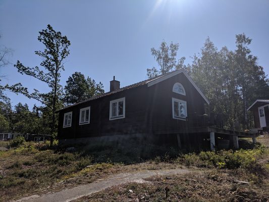 Hyr denna stuga i Norrtälje på 55 m². 5-7 sängplatser. Från 10 000 kr per vecka. Se bilder och tillgänglighet här.