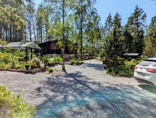 Timmerstuga med bastu m relax och växthus