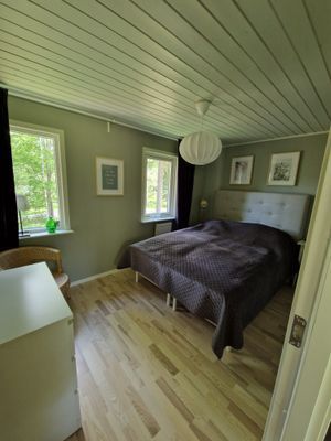 Bild 4 på Renoverad stuga nära bad och natur vid Marvikarna.