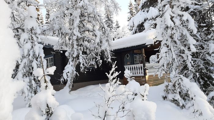 Hyr denna stuga i  på 42 m². 4-6 sängplatser. 3 500 - 4 100 kr per vecka. Se bilder och tillgänglighet här.
