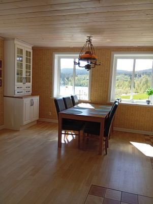 Hyr denna stuga i Höga kusten på 150 m². 6 sängplatser. Från 4 500 kr per vecka. Se bilder och tillgänglighet här.
