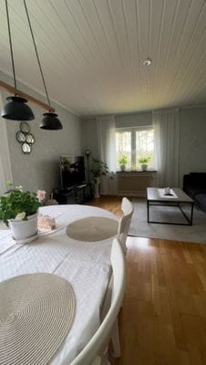 Hyr denna stuga i Oskarshamn på 100 m². 6 sängplatser. 10 000 - 17 000 kr per vecka. Se bilder och tillgänglighet här.