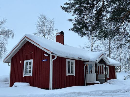 Järvsöbacken 5 km, Harsa 12 km. Diskmaskin. Kamin.