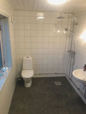 Nyrenoverad stuga, havsutsikt och mysig atmosfär. - Bild 8