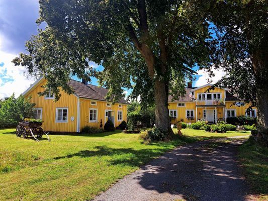 Naturskön och lantlig idyll mellan sjöar.