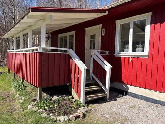 Hyr denna stuga i  på 70 m². 2-4 sängplatser. 5 400 - 10 800 kr per vecka. Se bilder och tillgänglighet här.