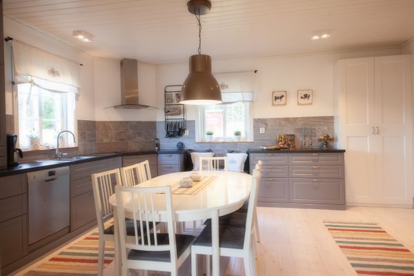 Hyr denna stuga i Björkvik på 150 m². 8-10 sängplatser. Från 9 000 kr per vecka. Se bilder och tillgänglighet här.