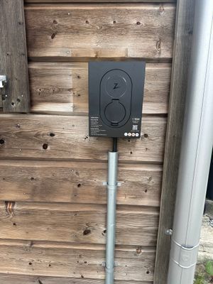 Zaptec laddbox där du kan ladda din elbil.