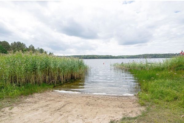 Liten strand vid sjön, cirka 10 minuter promenad avstånd
