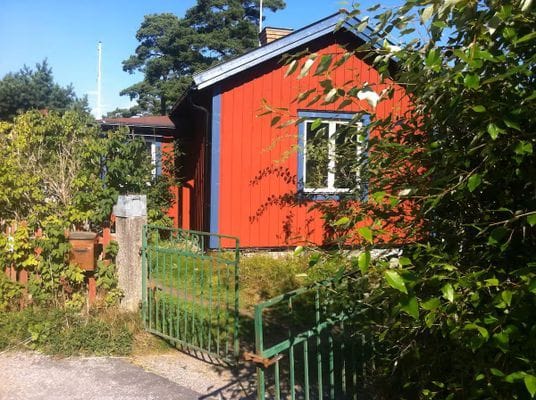Charmigt renoverat torp vid havet på Älgö