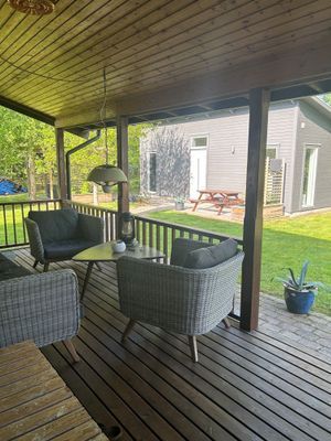 Hyr denna stuga i Mellbystrand på 69 m². 5 sängplatser. 6 900 - 16 500 kr per vecka. Se bilder och tillgänglighet här.