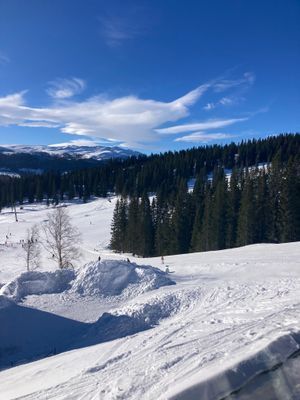 Hyr denna stuga i Åre på 75 m². 8 sängplatser. 20 000 - 27 000 kr per vecka. Se bilder och tillgänglighet här.