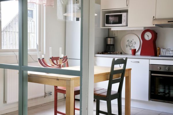 Hyr denna stuga i Halland på 75 m². 6 sängplatser. Från 10 100 kr per vecka. Se bilder och tillgänglighet här.