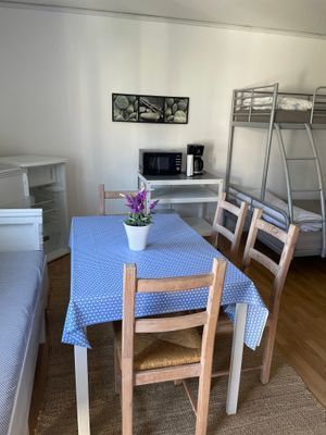 Hyr denna stuga i  på 20 m². 6 sängplatser. Från 6 000 kr per vecka. Se bilder och tillgänglighet här.