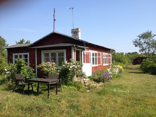 Hyr denna stuga i Rute på 55 m². 3-6 sängplatser. 3 500 - 4 600 kr per vecka. Se bilder och tillgänglighet här.
