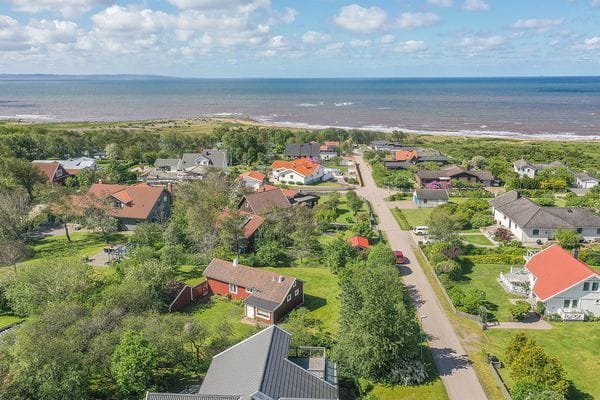 Havsnära röd sommarstuga