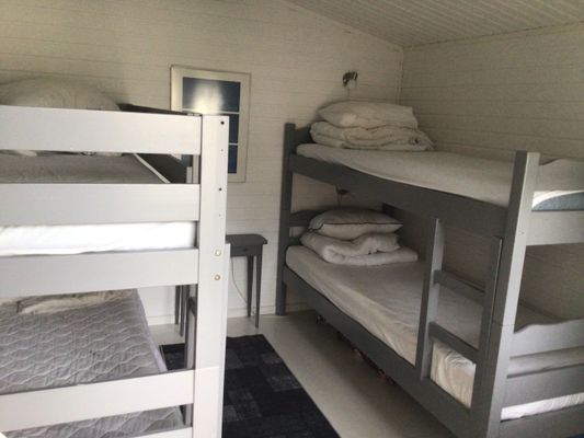 Hyr denna stuga i  på 12 m². 4 sängplatser. 500 - 2 000 kr per dag. Se bilder och tillgänglighet här.