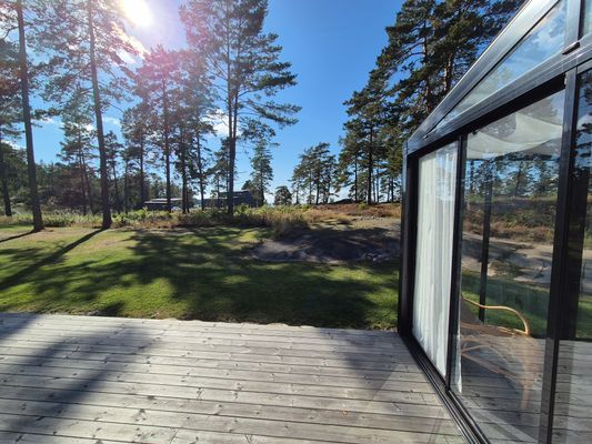Modern, sjönära stuga med en glimt av Vänern - Bild 13