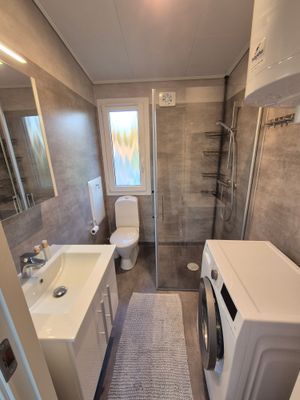 Modern, sjönära stuga med en glimt av Vänern - Bild 11