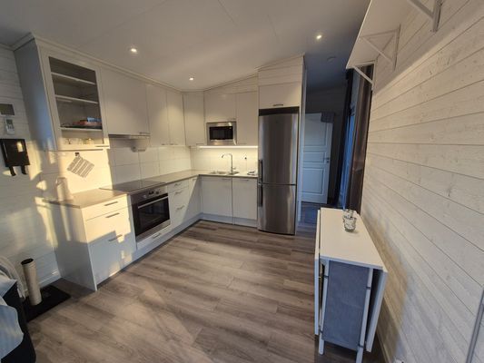 Modern, sjönära stuga med en glimt av Vänern