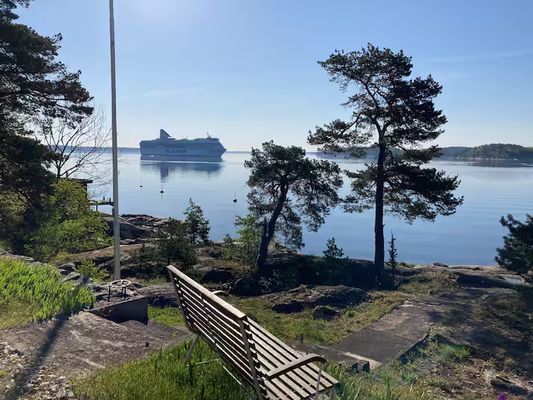 Hyr denna stuga i Vaxholm på 200 m². 14-15 sängplatser. 40 000 - 70 000 kr per vecka. Se bilder och tillgänglighet här.