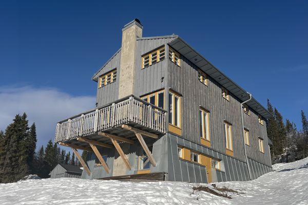 Hyr denna stuga i Åre på 200 m². 11 sängplatser. 30 000 - 37 000 kr per vecka. Se bilder och tillgänglighet här.