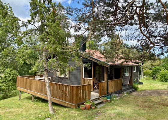 Hyr denna stuga i Grovstanäs på 57 m². 4-6 sängplatser. Från 7 500 kr per vecka. Se bilder och tillgänglighet här.