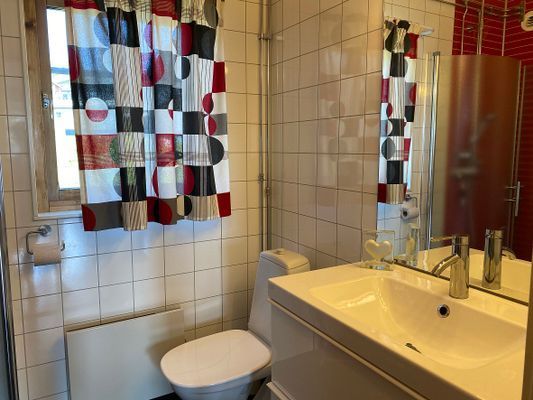 Toalett och kommod med två lådor.