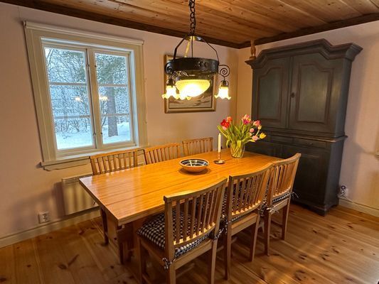 Matbord i vardagsrummet