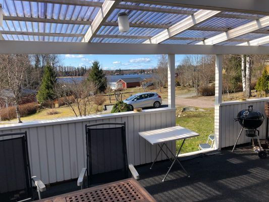 Hyr denna stuga i Surahammar på 40 m². 2-4 sängplatser. 3 100 - 4 500 kr per vecka. Se bilder och tillgänglighet här.