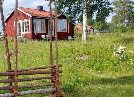 Stuga med fri sjöutsikt i Bäcka, Orsa.