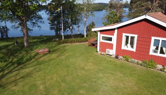 Hyr denna stuga i  på 100 m². 8 sängplatser. 10 000 - 20 000 kr per vecka. Se bilder och tillgänglighet här.