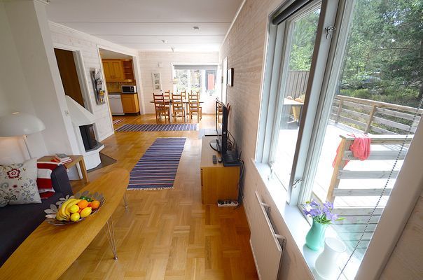 Hyr denna stuga i Åhus på 75 m². 4 sängplatser. Från 8 000 kr per vecka. Se bilder och tillgänglighet här.