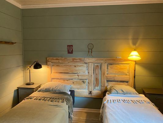 Hus med sjöutsikt och nära skog. - Bild 14