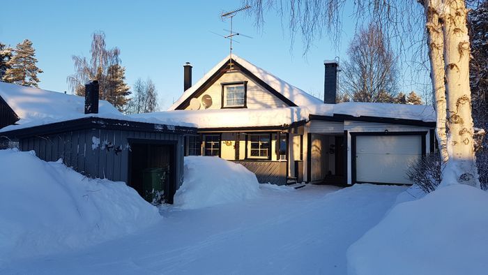 Hyr denna stuga i Älvsbyn på 215 m². 5 sängplatser. 5 660 - 10 640 kr per vecka. Se bilder och tillgänglighet här.