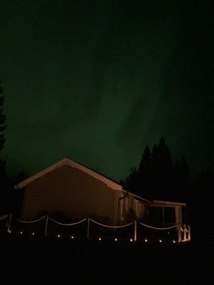 Hyr denna stuga i Umeå på 52 m². 3-4 sängplatser. 8 000 - 10 000 kr per vecka. Se bilder och tillgänglighet här.