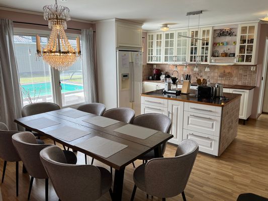 Hyr denna stuga i  på 160 m². 8 sängplatser. Från 16 299 kr per vecka. Se bilder och tillgänglighet här.