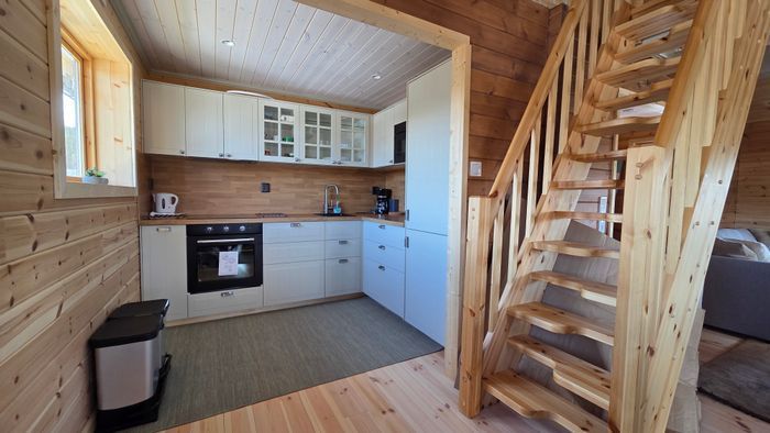 Hyr denna stuga i  på 75 m². 4-5 sängplatser. Från 11 500 kr per vecka. Se bilder och tillgänglighet här.