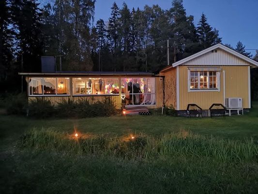 En idyllisk tillflykts plats vid sjön