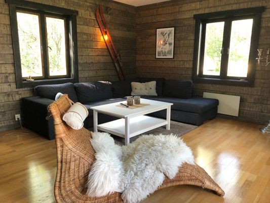 Hyr denna stuga i Vemdalen på 77 m². 8-9 sängplatser. 2 500 - 7 000 kr per vecka. Se bilder och tillgänglighet här.