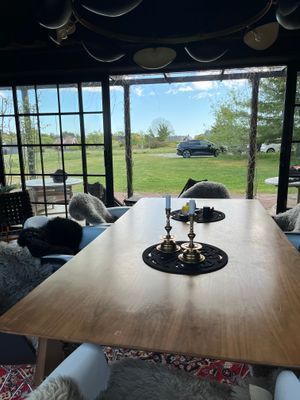 Hyr denna stuga i Böda på 180 m². 10 sängplatser. 17 000 - 20 000 kr per vecka. Se bilder och tillgänglighet här.