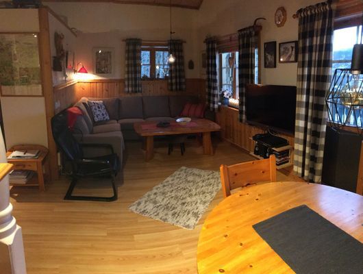 Hyr denna stuga i  på 72 m². 8 sängplatser. Från 11 000 kr per vecka. Se bilder och tillgänglighet här.