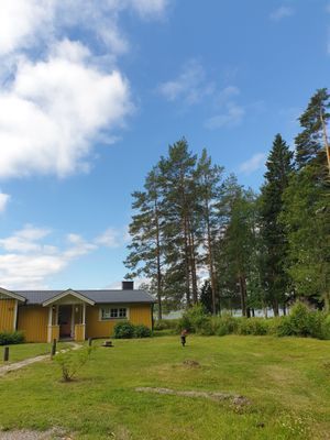 Hyr denna stuga i Lövstabruk på 100 m². 7-8 sängplatser. 990 - 1 690 kr per dag. Se bilder och tillgänglighet här.