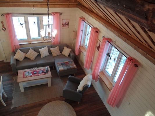 Utsikt från loftet över vardagsrummet