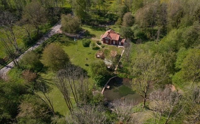 Hyr denna stuga i Skövde på 150 m². 6 sängplatser. Från 25 000 kr per vecka. Se bilder och tillgänglighet här.