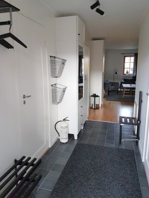 Rymlig hall med extra förvaring