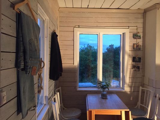 Hyr denna stuga i  på 25 m². 2-4 sängplatser. 3 000 - 5 000 kr per vecka. Se bilder och tillgänglighet här.